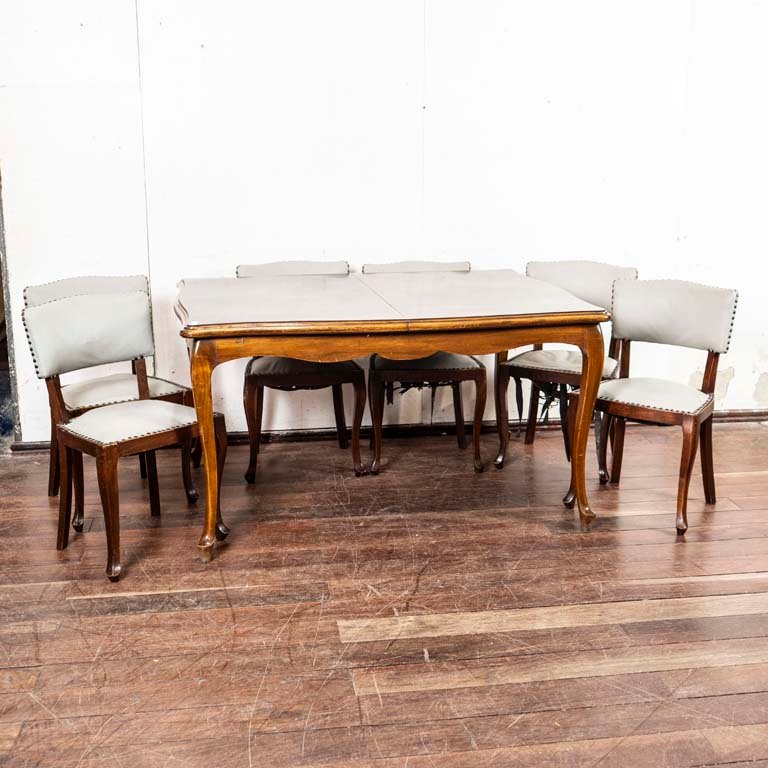 Lote anterior: Mesa de comedor francesa con sillas tapizadas en cuerina gris