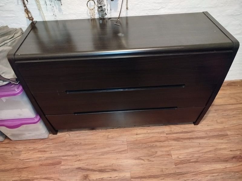 Comoda de madera maciza en buen estado - imagen 2