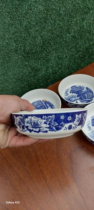 Platos y tazas de porcelana blanca y azul - imagen 22