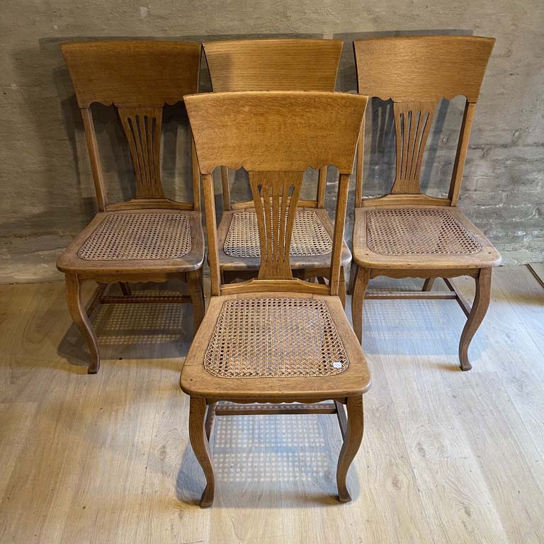 Lote anterior: Cuatro sillas de roble con asientos esterillados - Medidas: 45x40x98cm