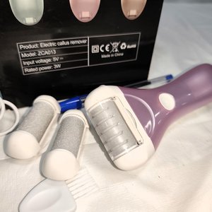 Removedor de Callos Recargable Eléctrico con Accesorios y Caja - imagen 4