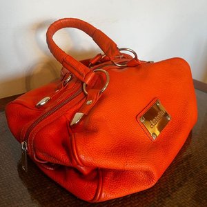Cartera Datelli Naranja Cuero Metales Dorados - imagen 4