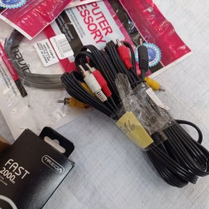 Gran cantidad de cargadores y cables - imagen 7