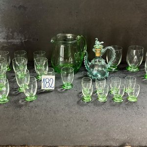 Lote de Cristalería Verde: Jarra, Aceitera y Vasos - imagen 3