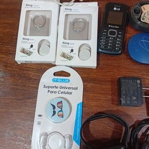 Lote de Accesorios para Celulares: Audífonos, Fundas, Soportes y Cargadores - imagen 4