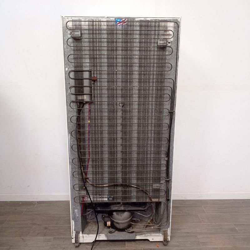 Heladera con freezer blanca marca Frigidaire - imagen 6