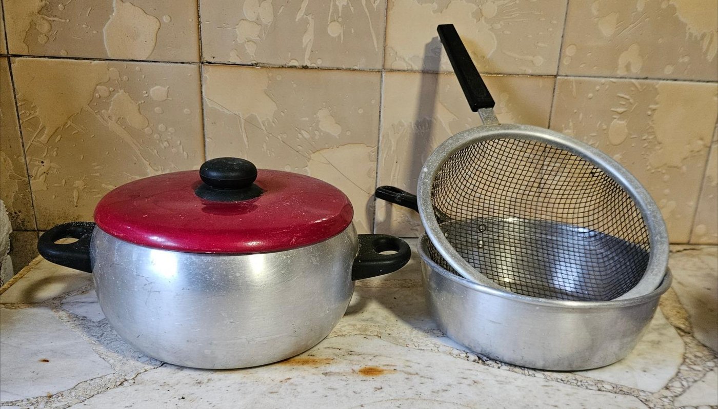 Olla Bombé de Aluminio con Colador y Tapa Roja