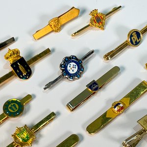 Lote de 21 Pasatiempos Dorados con Escudos Decorativos - imagen 3