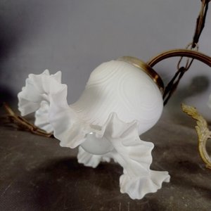 Araña de Bronce con Tres Tulipanes Blancos - imagen 3