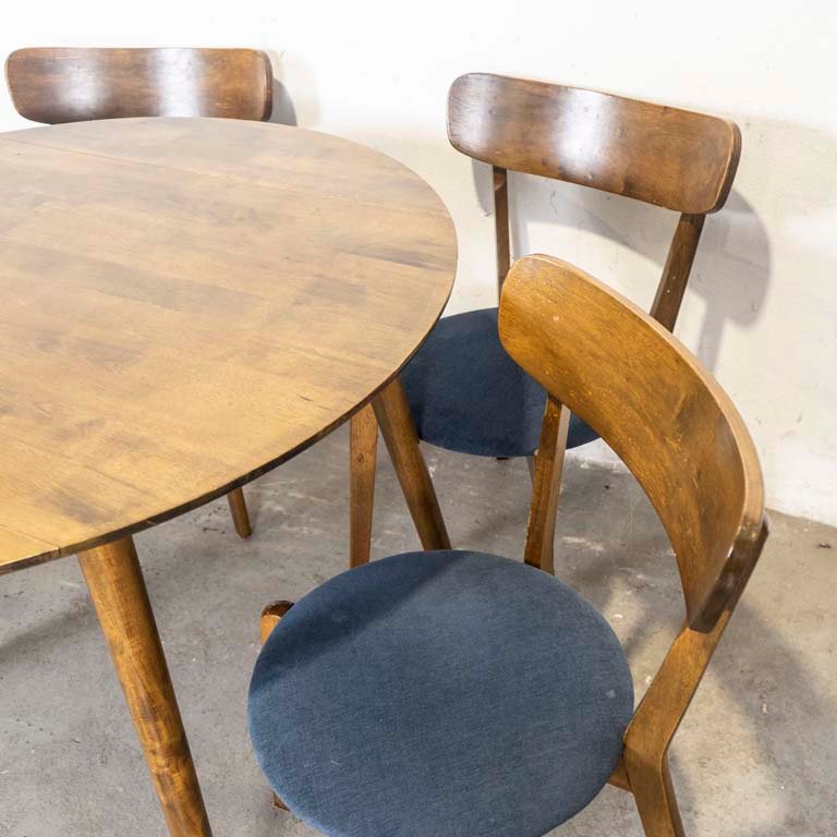 Mesa de comedor circular con cuatro sillas azules - imagen 3