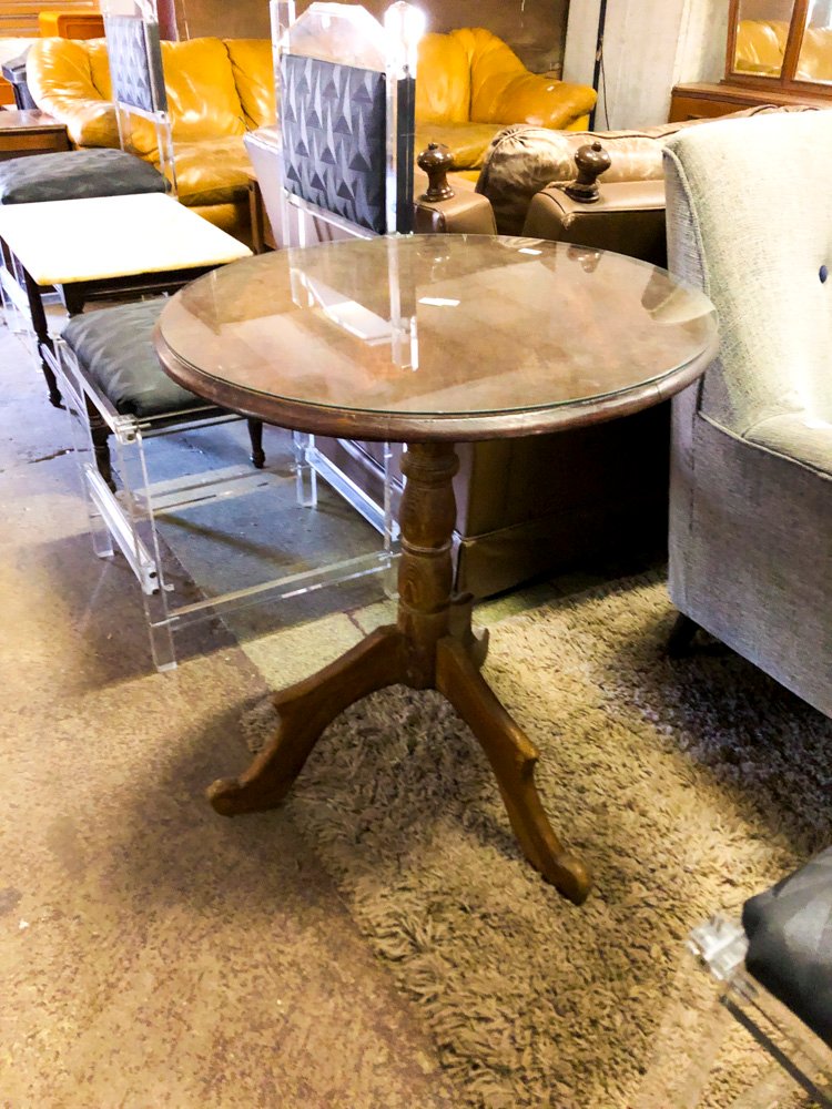 Mesa Auxiliar Redonda con Tapa de Vidrio y Base de Madera