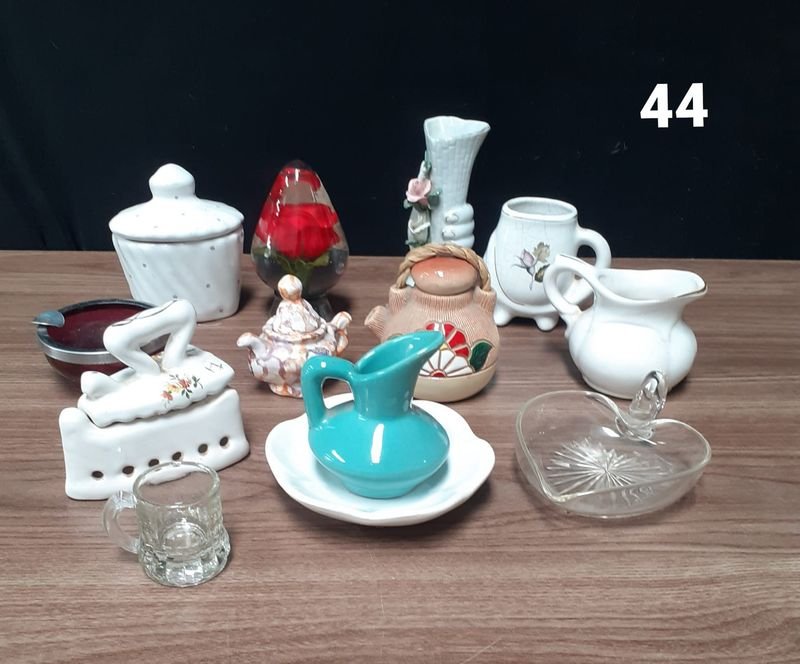 Lote siguiente: Colección de Adornos de Loza y Vidrio