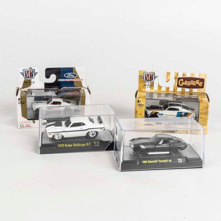 4 autos: Ford Mustang 1969, Chevrolet Corvette 1966, Dodge Challenger 1970 y Ford Mustang Gasser 1966 escala 1/64.