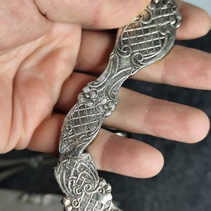 Set de 5 Utensilios de Metal con Grabados Estilo Antiguo - imagen 2