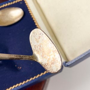 Estuche con Juego de Bebé en Plata 800: Sonajero, Cuchara y Tenedor - imagen 5