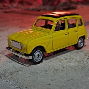 Camioneta Renault 4L Miniatura Coleccionable Amarilla - imagen 2