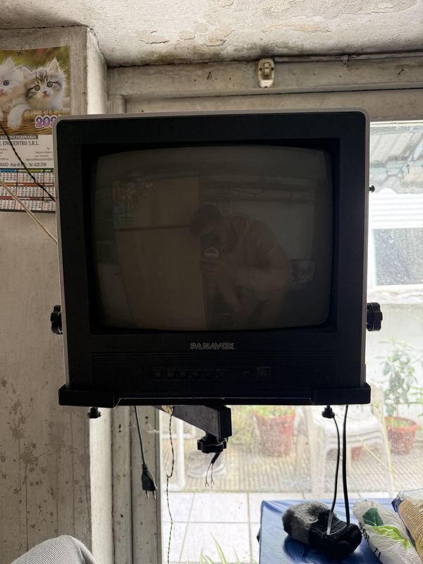 Televisor Panavox a Tubo con Soporte de Pared y Control Remoto