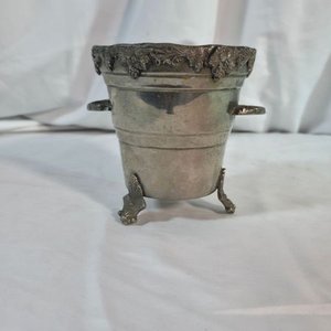 Hielera Antigua de Peltre con Diseño de Hojas y Patas - imagen 2