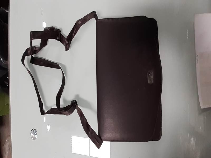 Cartera de cuero marrón sin marca