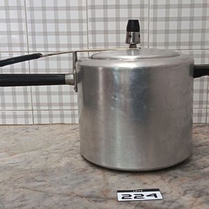 Olla a Presión Antigua de Aluminio - Capacidad Aprox. 5 Litros - imagen 1
