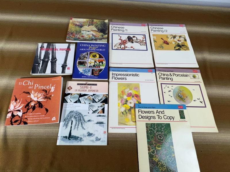 Lote siguiente: Colección de libros y pinturas relacionadas a las flores