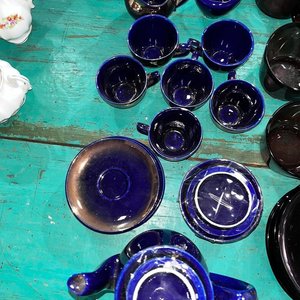 Lote siguiente: Juego de Vajilla de Porcelana Azul: Azucarero, Lechera, Tetera y 5 Tazas con Platos