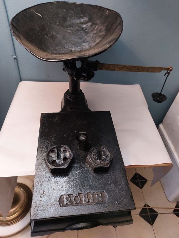 Balanza antigua de metal en perfectas condiciones - imagen 1
