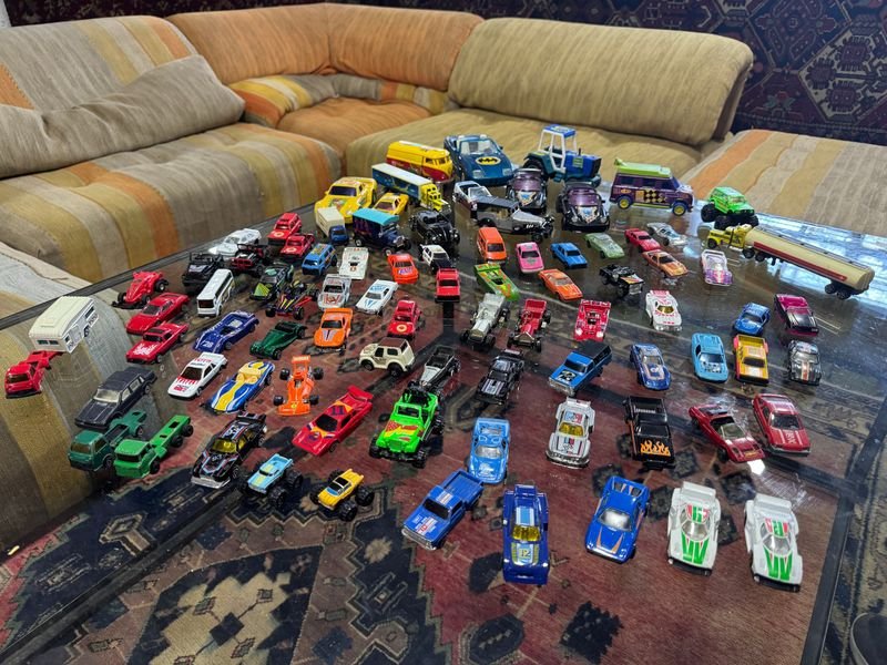 Gran lote de autos y vehículos variados