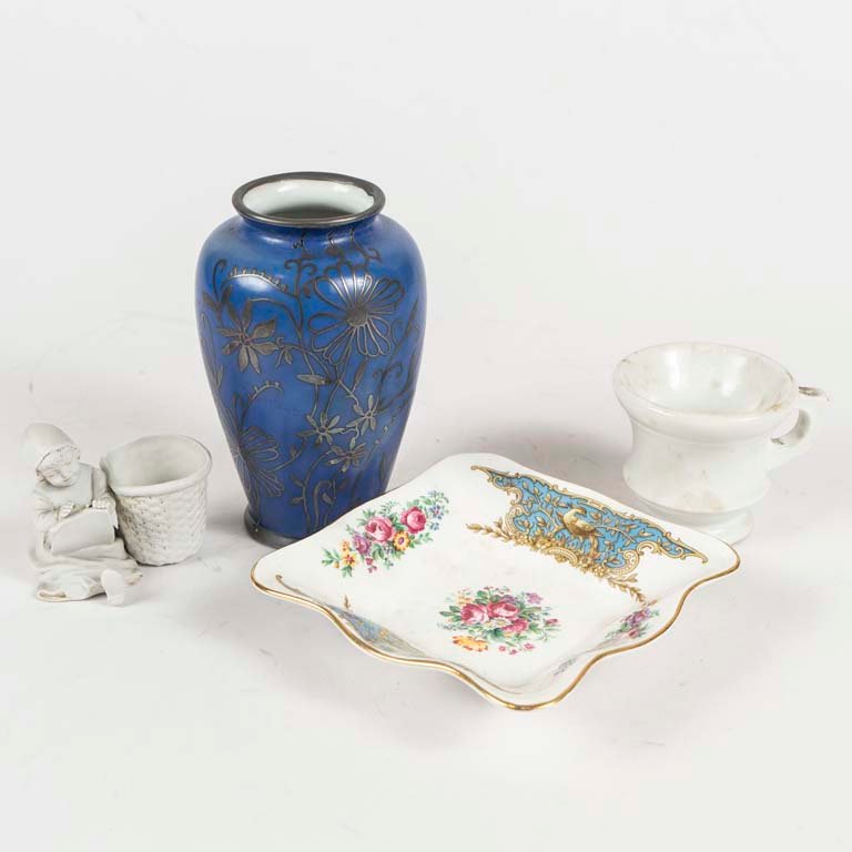 Lote siguiente: Loza y porcelana antigua con diseños florales