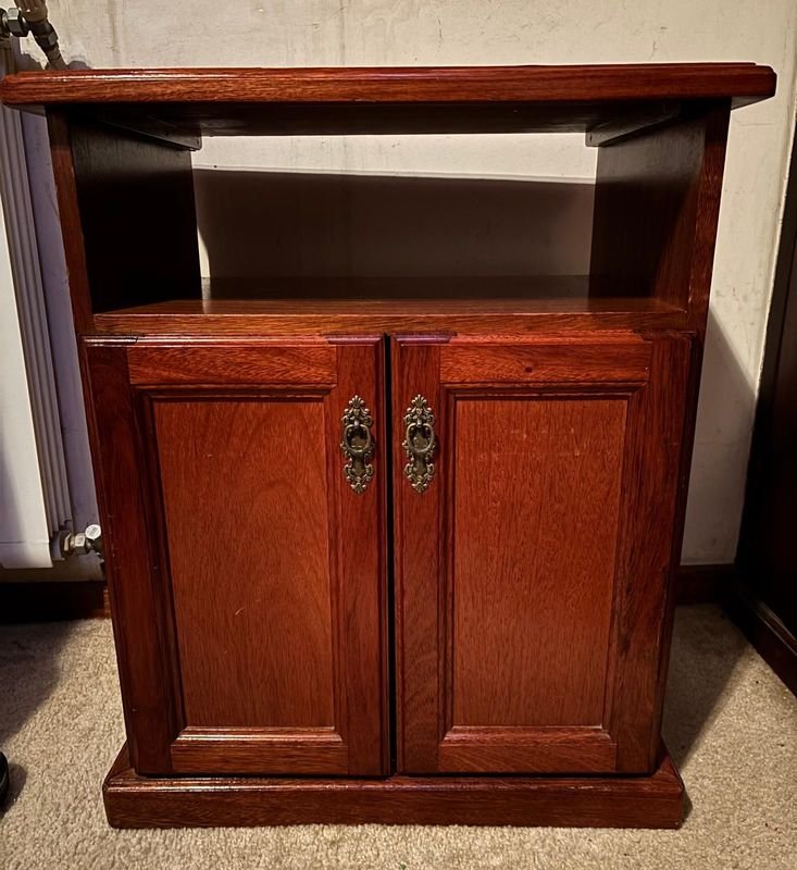 Rack de Madera Maciza Clásico con Puertas Batientes