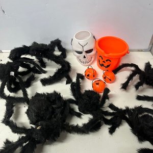 Set Halloween: 6 Arañas Peludas Decorativas y 5 Cubos (Cráneo, Calabaza) - imagen 5