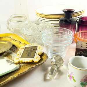 Lote de Vajilla, Florero, Caramelera y Perfumeros Vintage - imagen 3