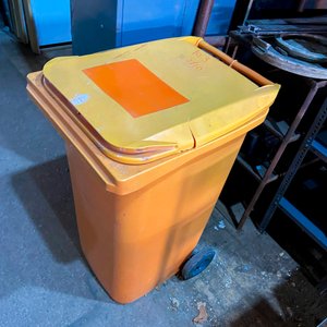Contenedor de Residuos Naranja con Ruedas - imagen 3