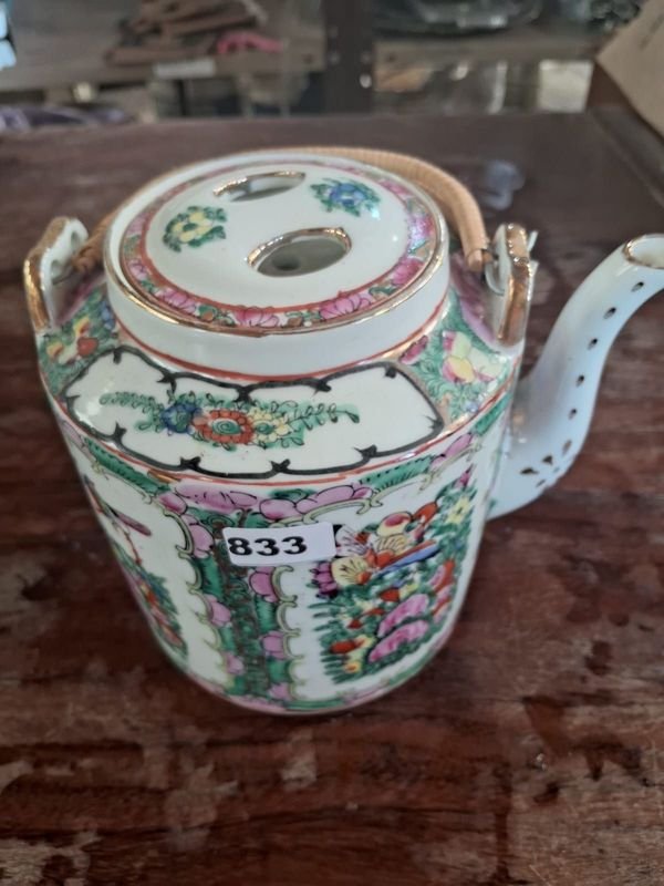 Lote siguiente: Tetera antigua de porcelana con diseño floral