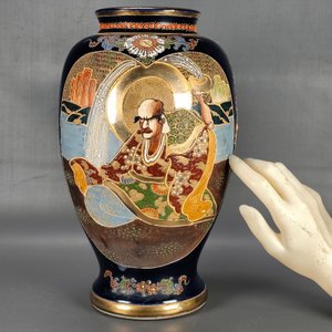 Jarrón Satsuma Azul con Diseño en Relieve y Figuras Orientales - 31.5 cm - imagen 6