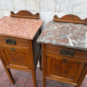 Par de mesas de luz antiguas de roble con tapas de mármol - imagen 3