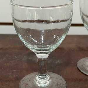 Juego de Vasos y Copas de Vidrio con Diseño Texturizado - imagen 5