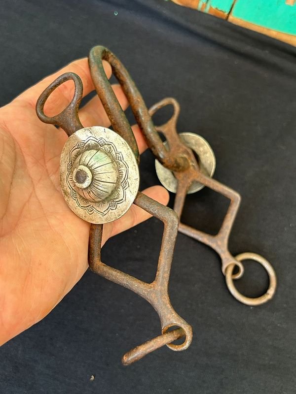 Lote anterior: Antiguo freno de vehículo con patas y copas de plata