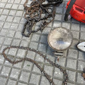 Motosierra a Repuesto con Accesorios: Espumas, Llave Francesa, Foco e Inflador - imagen 6