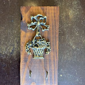 Organizador de Llaves Decorativo de Madera Oscura con Adorno Floral - imagen 3