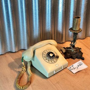 Lote siguiente: Teléfono y Veladora en bronce
