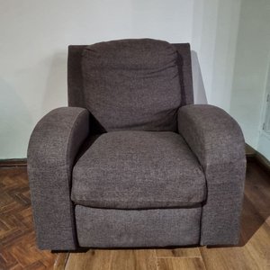 Sillón Reclinable Tapizado en Tela Parda con Apoyapiés Extensible - imagen 2