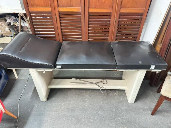 Mesa de Examen Médica de Metal con Asiento de Cuero - imagen 3