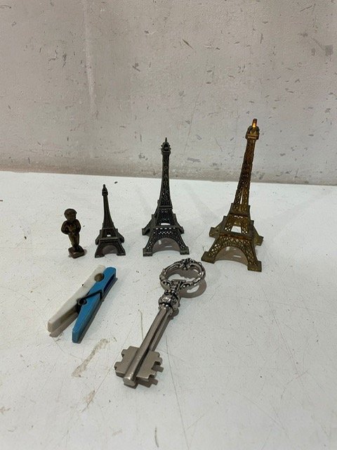 Lote siguiente: Adornos de vitrina con diseño de la Torre Eiffel