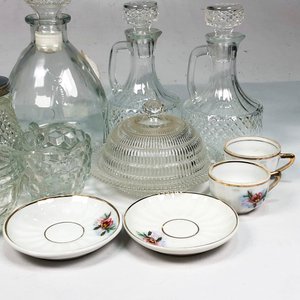 Lote de Cristalería: Botellones, Aceitero, Jarritas y Tazas con Platillos - imagen 5