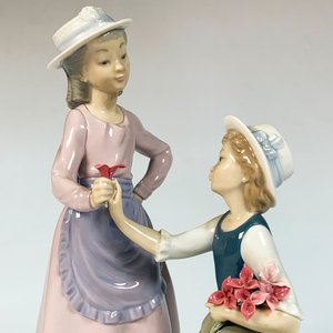 Figura Lladro de Porcelana: Dama y Niña con Flores - imagen 2