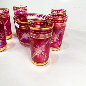 Juego de 7 Piezas: Hielera y 6 Vasos Rubí con Guarda Dorada y Grabado Floral - imagen 4