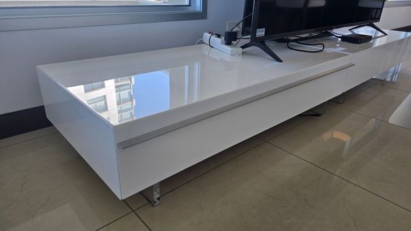 Rack para TV con cajón laqueado blanco - imagen 2