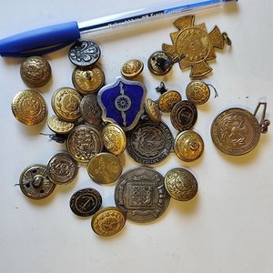 Lote anterior: Lote de Botones Militares, Insignias y Medallas Antiguas