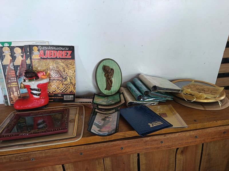 Lote de Adornos, Revistas de Ajedrez y Álbumes de Fotos